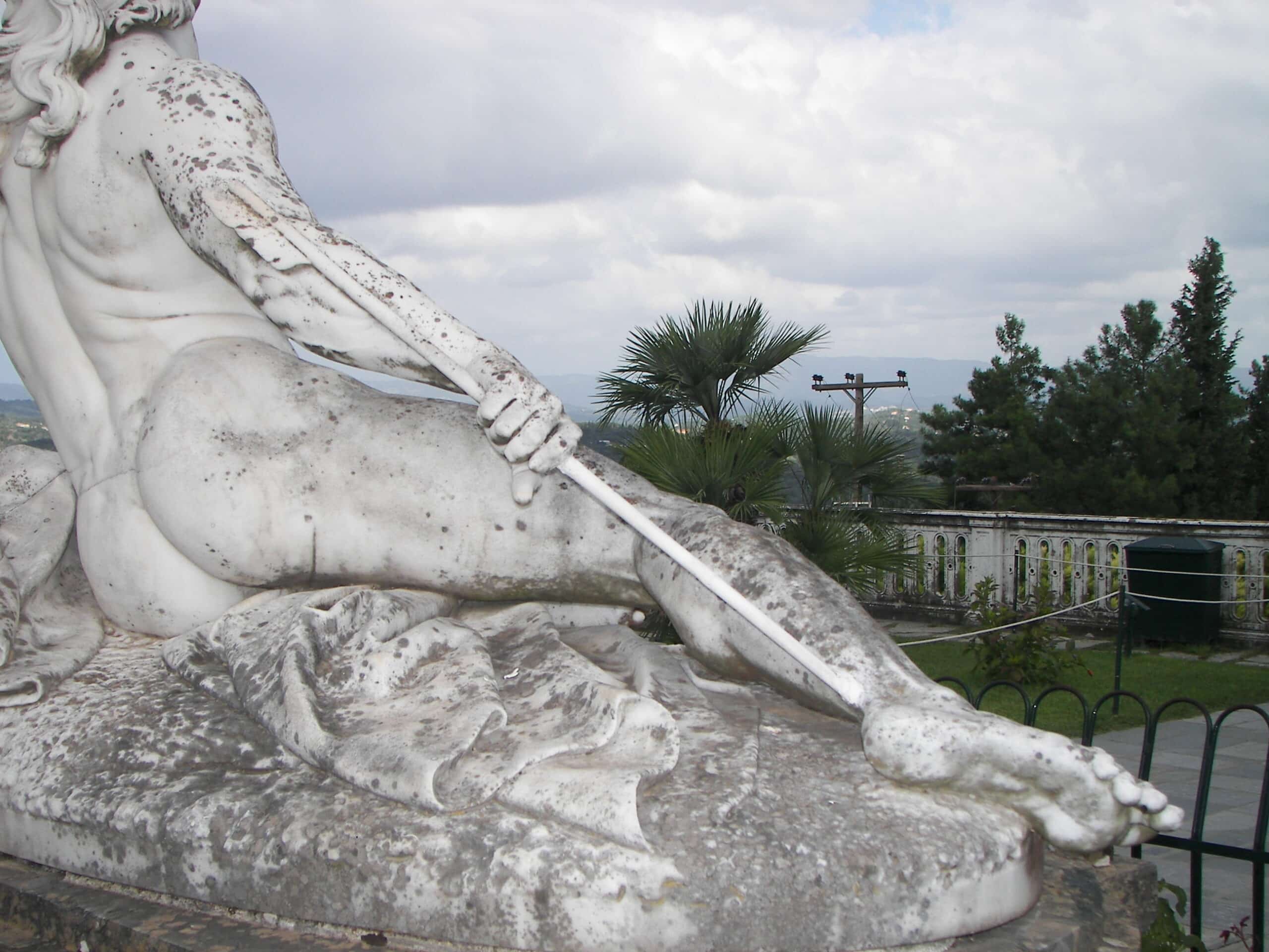 Estátua de Aquiles Moribundo (Achilles thniskon), localizada nos jardins do palácio Achilleion na ilha de Corfu, na Grécia