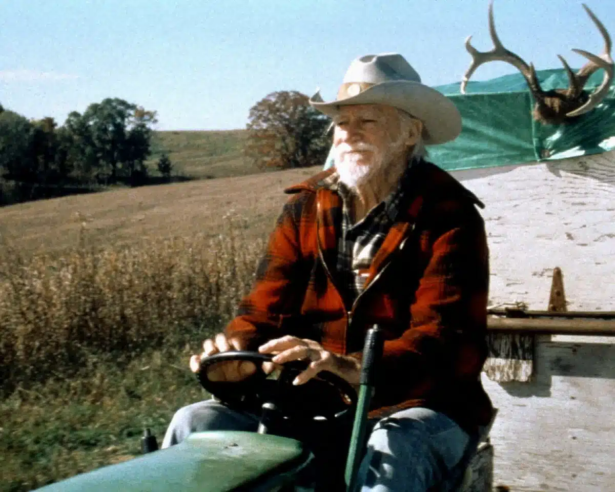 Richard Farnsworth interpretando Alvin Straight no filme The Straight Story (Uma História Real), dirigido por David Lynch em 1999