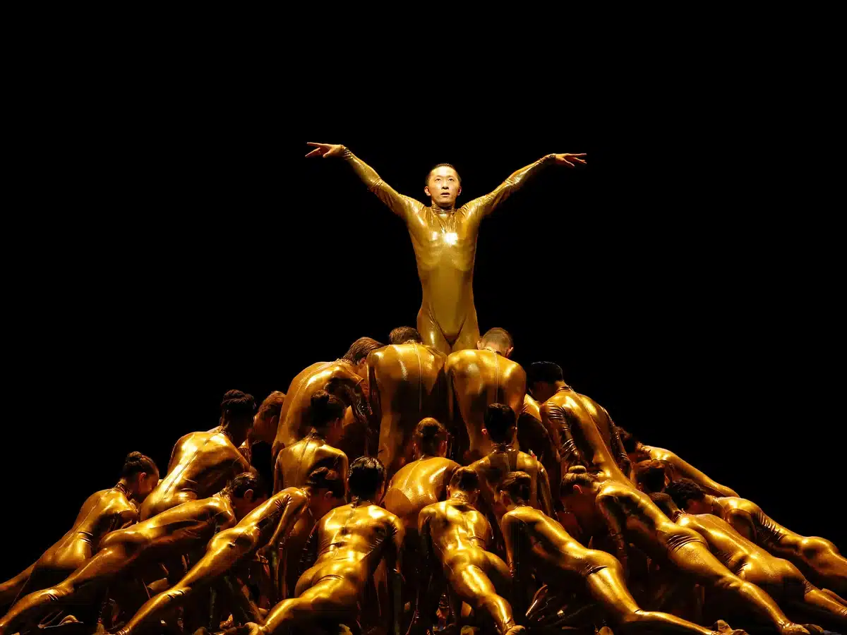 Wei Wang no espetáculo de dança contemporânea Mere Mortals, apresentado pelo San Francisco Ballet.