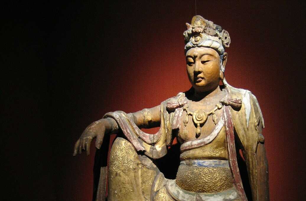 Escultura em madeira dourada do Bodhisattva Avalokiteshvara (conhecido na China como Guanyin), datada da Dinastia Song (960–1279)